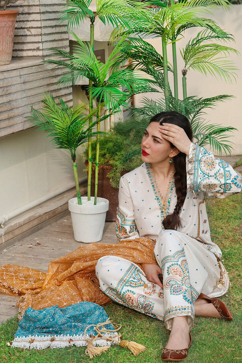 Picture of Naimal Khawar in Suraj Mukhi