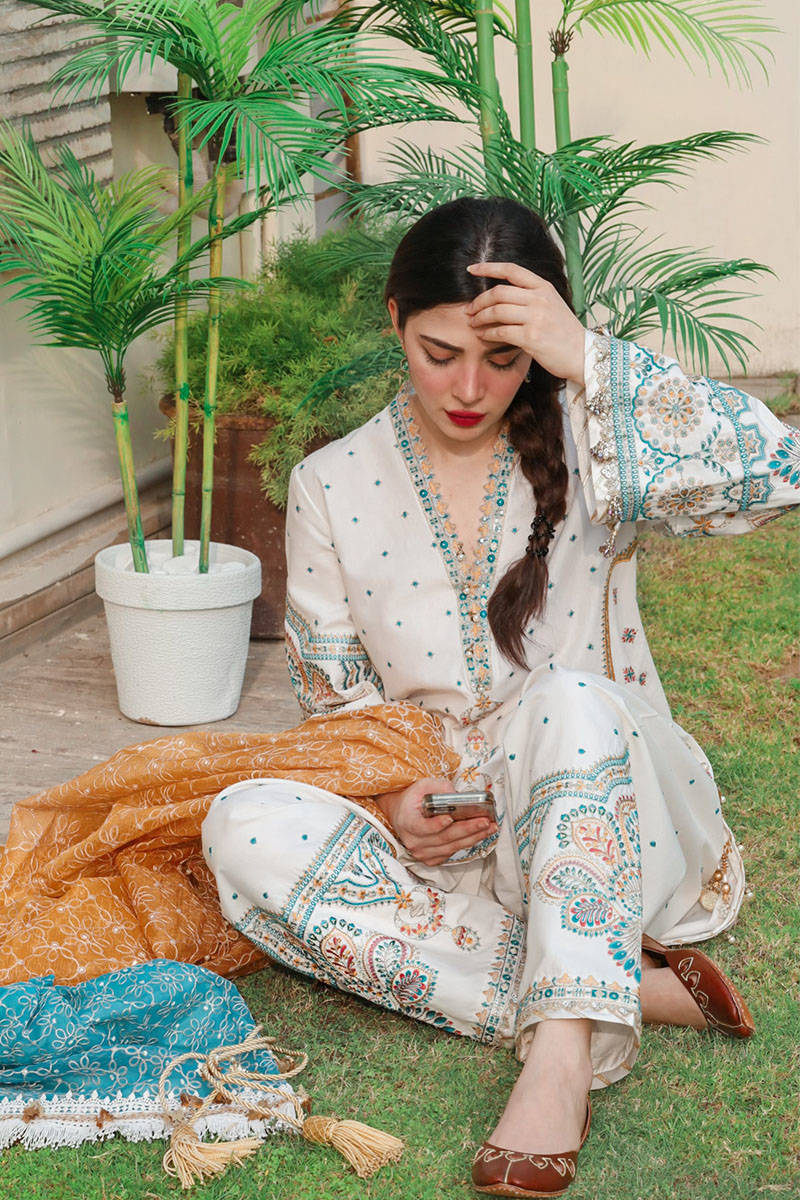 Picture of Naimal Khawar in Suraj Mukhi