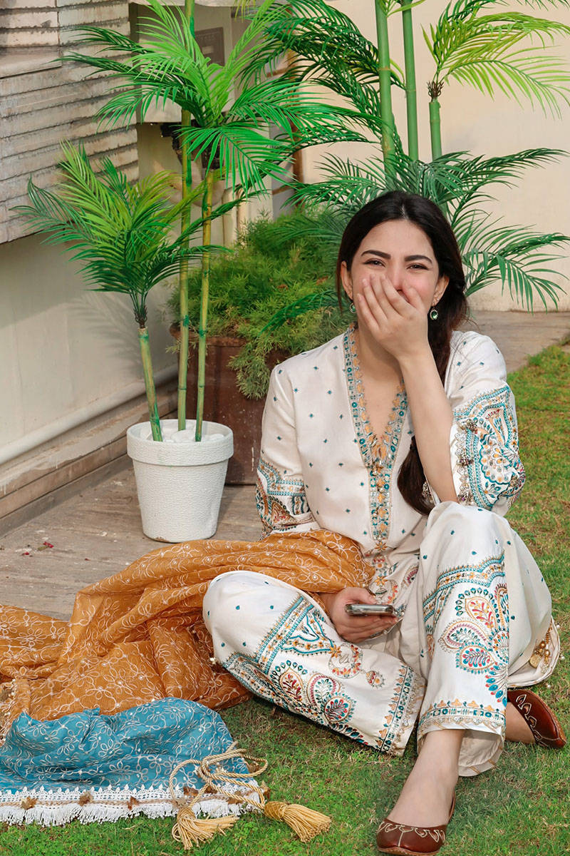 Picture of Naimal Khawar in Suraj Mukhi