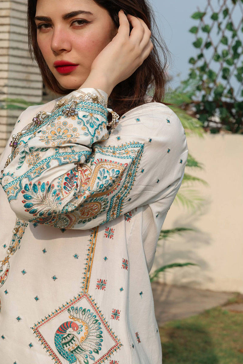 Picture of Naimal Khawar in Suraj Mukhi